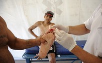 Tắm sông trốn nóng, đụng cá ăn thịt