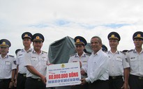 Chủ tịch Tổng LĐLĐ Việt Nam thăm, tặng quà cảnh sát biển và kiểm ngư