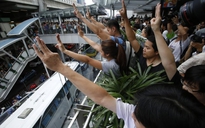Thái Lan: Biểu tình chống đảo chính bằng 3 ngón tay