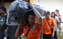 Báo Indonesia: 3 nạn nhân AirAsia QZ8501 nắm chặt tay nhau