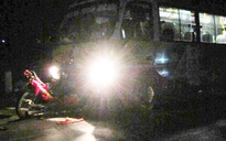 Xe máy chở 2 thanh niên đánh võng tông trực diện vào xe buýt