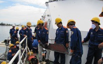 Báo Người Lao Động tặng quà cho công nhân sửa chữa 2 tàu cảnh sát biển