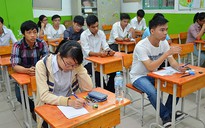 Ngồi thi bằng bàn ghế... học sinh tiểu học