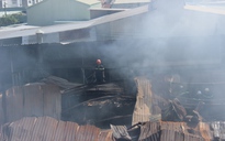 TP HCM: Cháy lớn, thiêu rụi xưởng gỗ rộng hơn ngàn mét vuông