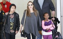 Angelina Jolie cùng 2 con xuất hiện rạng rỡ tại sân bay