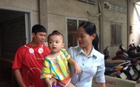 Bé trai 2 tuổi bị bỏ rơi trên taxi: Gần 20 người xin bé về nuôi