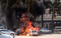Ô tô bất ngờ bốc cháy dữ dội tại sân bay Nội Bài