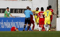 Vòng 17 V-League: Cầu thủ Hải Phòng đánh nhầm vô mặt trọng tài
