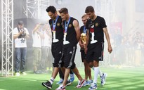 Cầu thủ Đức làm hư cúp vàng thế giới 2014