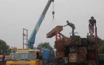 Bắt 21 xe tải chở gỗ quá tải từ Lào về Việt Nam