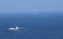 Soái hạm Mỹ đối mặt 2 tàu Trung Quốc trên biển Đông