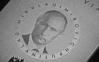 iPhone titan in hình Putin giá 70 triệu đồng