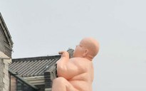 Trung Quốc dỡ bỏ tượng "Đức phật khỏa thân" trèo tường