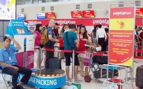 Nữ hành khách rượt đuổi, xé áo nam nhân viên VietJet Air