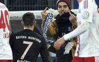 Fan cuồng lẻn xuống sân, quất khăn vào mặt Ribery