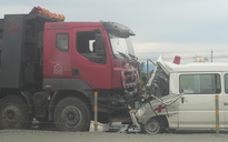 Xe cứu thương đối đầu xe tải, 3 người chết, 2 người nguy kịch