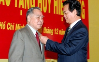 Trao tặng nguyên Thủ tướng Phan Văn Khải Huy hiệu 55 năm tuổi Đảng
