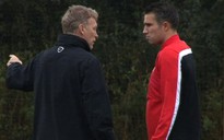 Đang dưỡng thương, Van Persie vẫn không quên ủng hộ Moyes