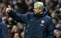 Ông Wenger bất bình nhìn Mata về M.U