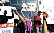 Mỹ: Biểu tình phản đối cảnh sát bắn 8 phát đạn vào người da màu