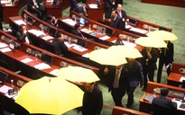 Chính quyền Hồng Kông "theo" Bắc Kinh, ô vàng bung giữa nghị trường