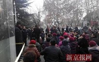 Trung Quốc: Dân làng quỳ gối phản đối quan tham