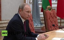 Ông Putin bẻ gãy bút chì trên bàn đàm phán