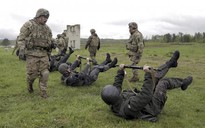 Cận cảnh nhân viên quân sự Mỹ huấn luyện binh lính Ukraine