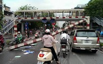 Hà Nội: Xe khách húc bay thanh chắn cầu vượt, dân hoảng sợ