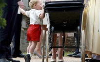Hoàng tử bé nước Anh tò mò ngắm em gái