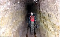 Trùm ma túy Mexico phóng xe máy vượt đường hầm