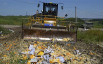 Nga nghiền nát gần trăm tấn thực phẩm nước ngoài