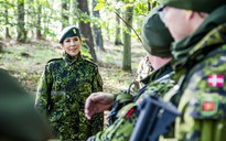 Công nương Đan Mạch bỏ váy vào rừng tập trận