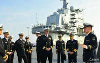 Trung Quốc cho sĩ quan hải quân Mỹ thăm tàu sân bay