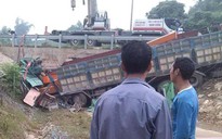 Tai nạn trên cao tốc Nội Bài-Lào Cai, dân phá cửa xe cứu người