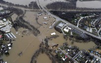 Dân Mỹ lóp ngóp trong lũ lụt, bão tuyết