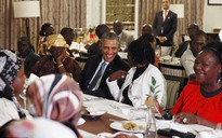TT Obama hạnh phúc trong vòng tay người thân quê nội