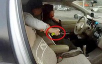 CSGT vô tình bắt gặp cô gái cắt cổ tài xế trong ô tô