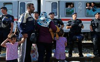 Hungary chặn tàu chở 1.000 người tị nạn từ Croatia