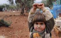 Em bé “đầu hàng” Syria gây sốt