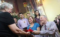 Đại sứ Mỹ đội mưa đưa mẹ lên chùa Quán Sứ làm lễ Vu lan