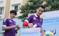 Nghệ sĩ đá bóng, quyên góp cho học sinh nghèo