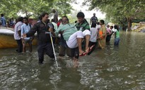 Ấn Độ chạy đua cứu người mắc kẹt trong lũ lụt