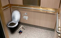 Nhật xem xét lắp toilet trong thang máy