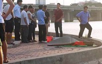 Hà Nội: Vớt thanh niên tay cầm kính bơi dưới đáy hồ Linh Đàm