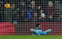 Thủ môn Cech lập kỷ lục mới ở Premier League