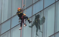 Cảnh sát PCCC đu dây giải cứu nạn nhân cháy nhà cao tầng
