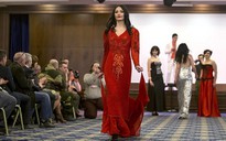 Nữ binh Ukraine buông súng, lả lướt trên sàn catwalk