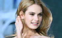 "Lọ Lem" Lily James khổ sở vì bộ đầm Cinderella