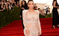 Kim Kardashian tự tin diện đầm trắng xuyên thấu
